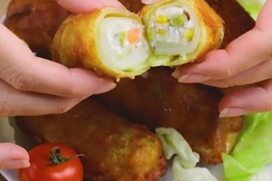 Картофельный салатик с горошком и кукурузой заворачиваю в капустные листья и обжариваю в панировке. Роллы получаются что надо