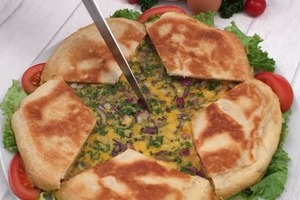 Сытно, празднично и очень вкусно: когда собираются гости, я готовлю свой фирменный пирог с ветчиной, картофелем и сыром, а затем заливаю его