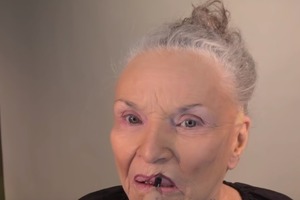 78-летняя мама известного визажиста показала, как можно изменить свой вид при помощи макияжа (видео)