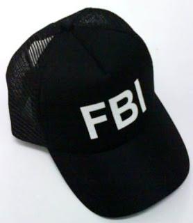  красные мокасины и кепка fbi