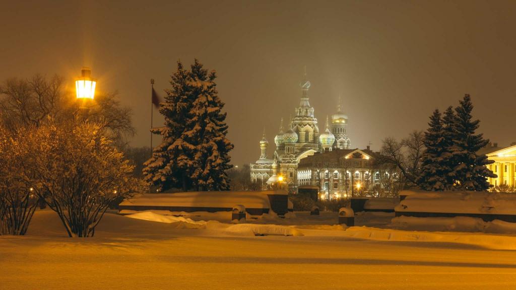 Фотографии в разное время года на Марсовом поле