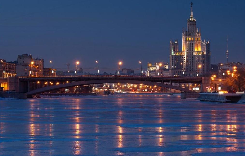 Мост в вечернем освещении