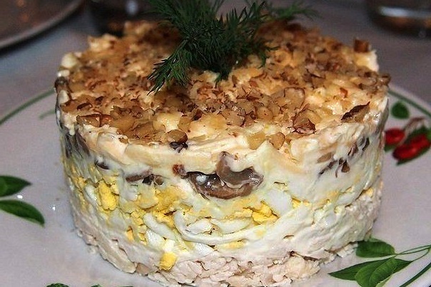 слоеный салат с курицей грибами