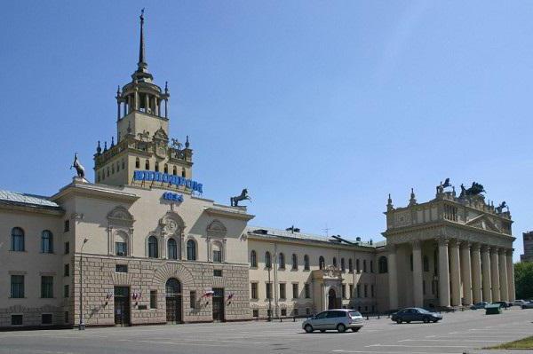 здание и трибуны московского ипподрома