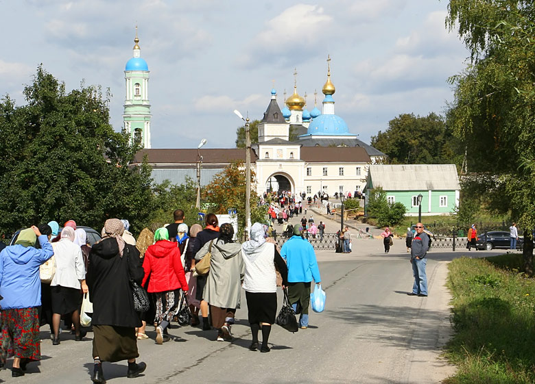 паломники в Оптине